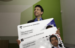 Waarnemend collegevoorzitter Paul Doop met uitvergrotingen van de nieuwe collegekaart. Foto: Jan-Maarten Hupkes
